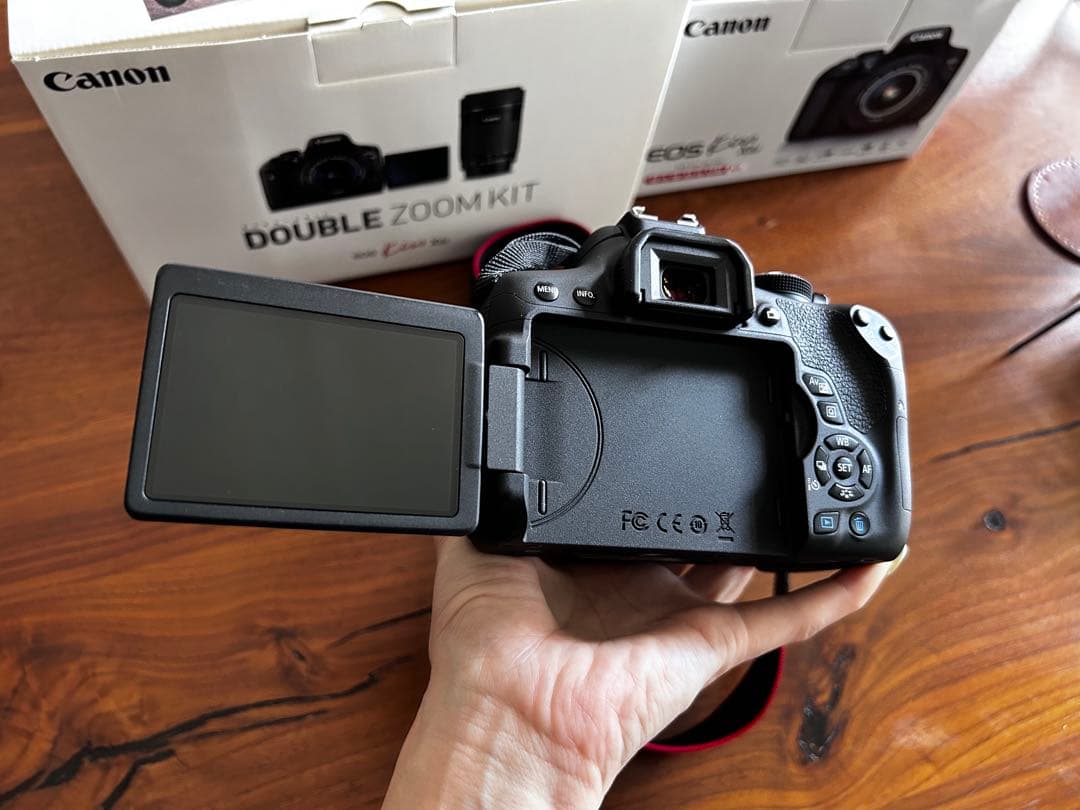 Canon EOS Kiss X8i ダブルズームキット 箱付き　　バッテリー有