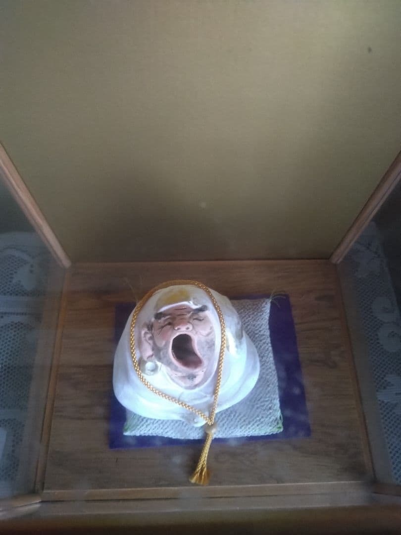 あくび達磨人形