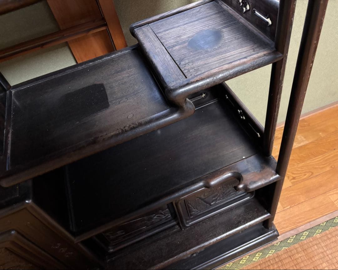 木製彫刻装飾付き4段棚　アンティーク家具