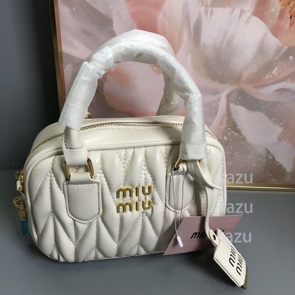 ミュウミュウ キルティング風レザーホワイトショルダーバッグ