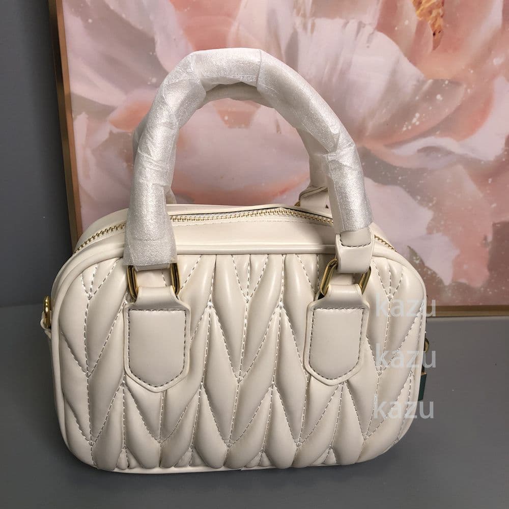 ミュウミュウ キルティング風レザーホワイトショルダーバッグ