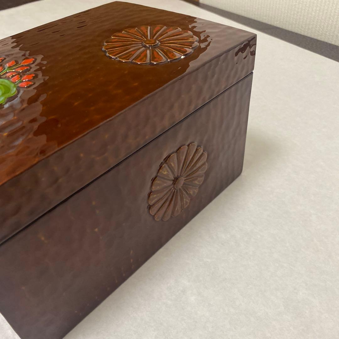 木製茶箱　菊桐彫模様色付き　未使用