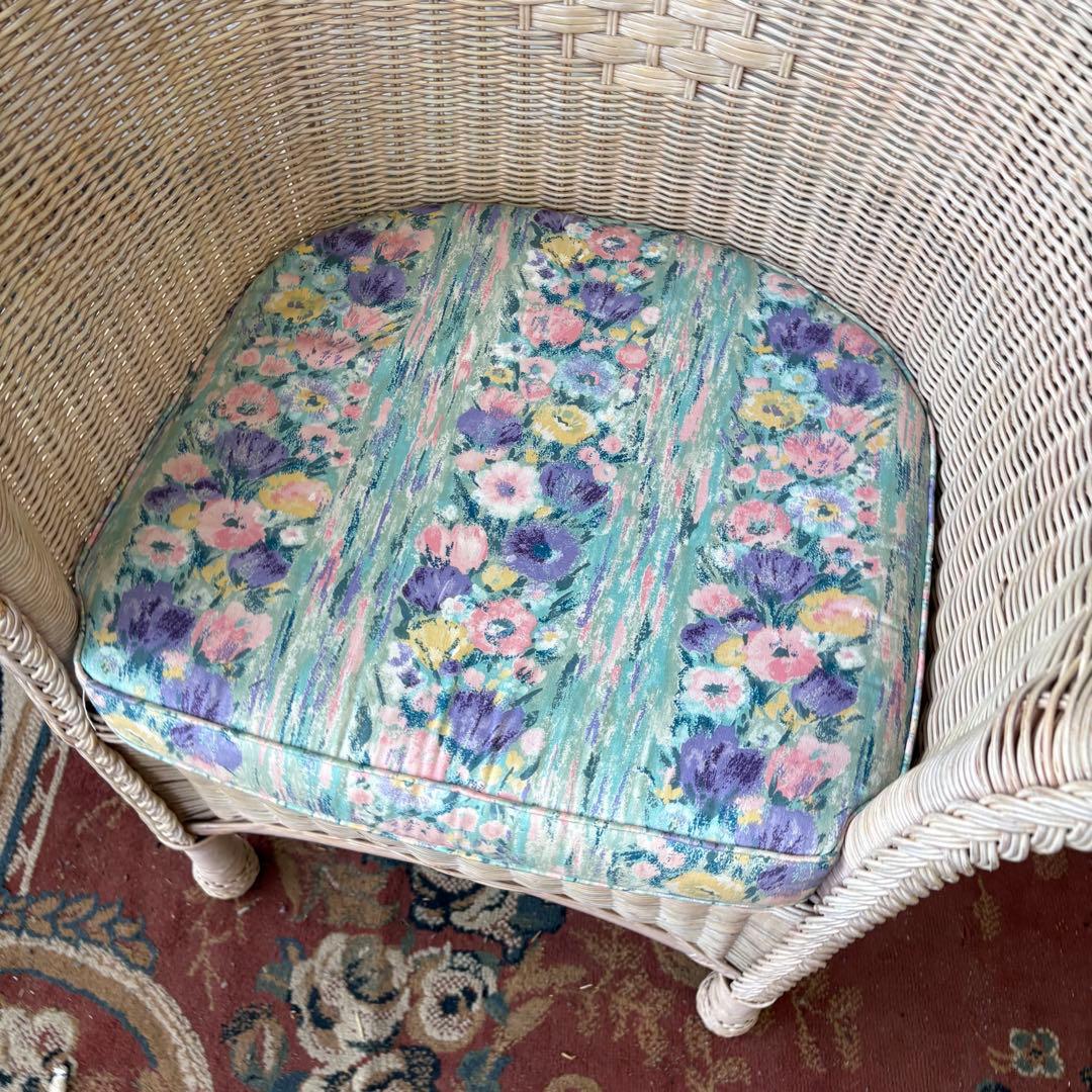 ②昭和レトロ ヴィンテージ ラタンダイニングチェア 花柄クッション アームチェア