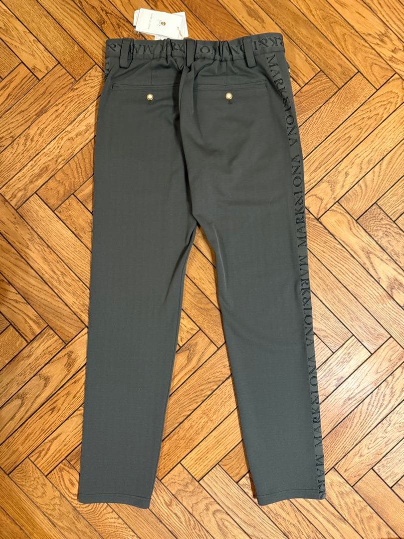 マークアンドロナ ヘリンボーン柄カーキ系 ストレッチパンツ 新品タグ付き