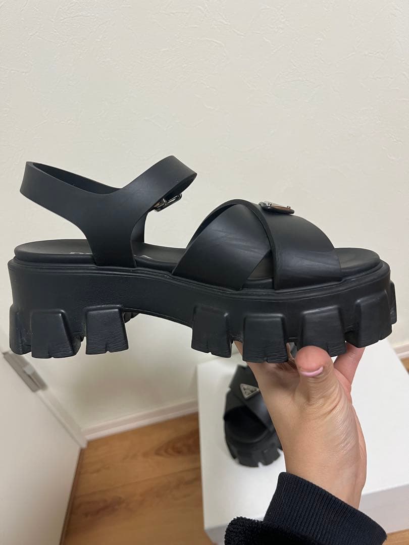 PRADA モノリス ラバーサンダル