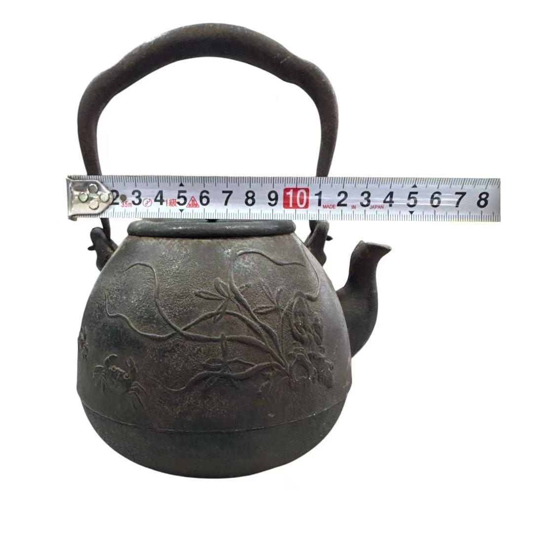 光龍堂作 鉄瓶（鉄壺） 蟹と花紋入り 龍堂印あり