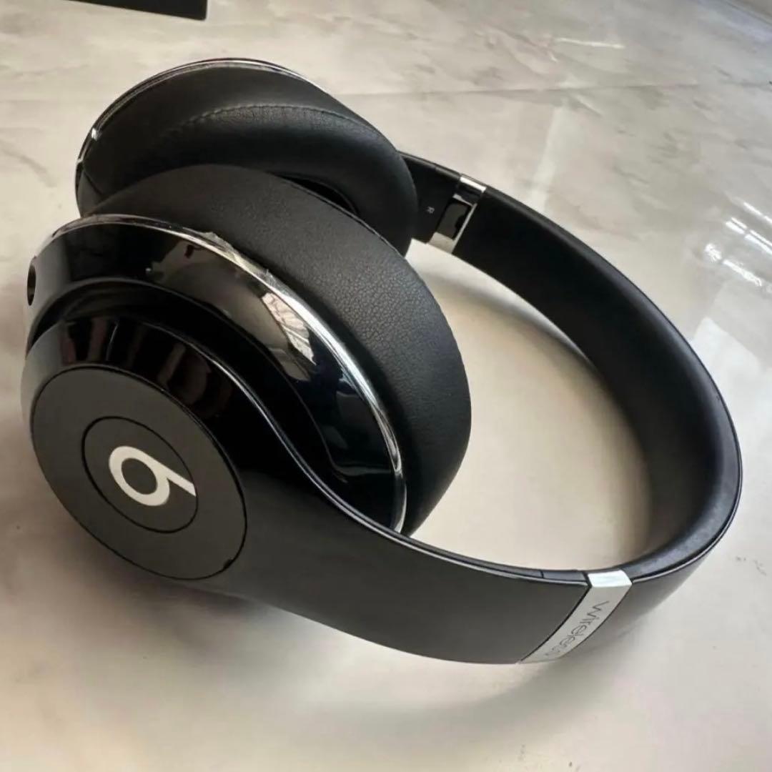 Beatsワイヤレスヘッドフォン （ノイキャン機能付き）