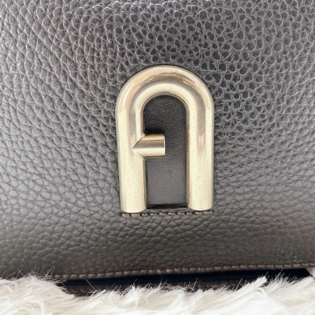 極美品 FURLA プリムラ ショルダーバッグ カメラバッグ ロゴ金具　シボ革