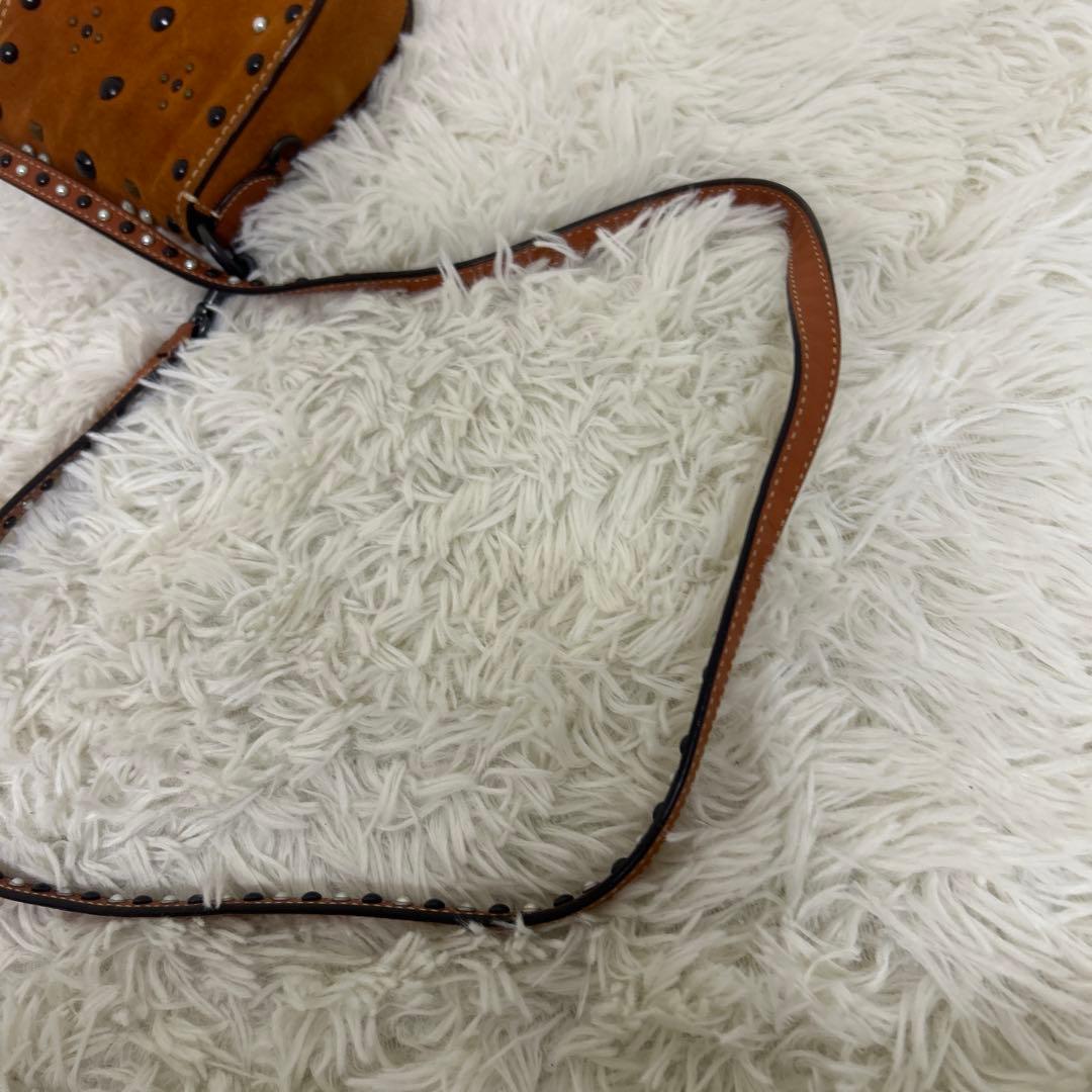 美品　COACH ショルダーバッグ　斜め掛け　サドルバッグ　スタッズ　スエード