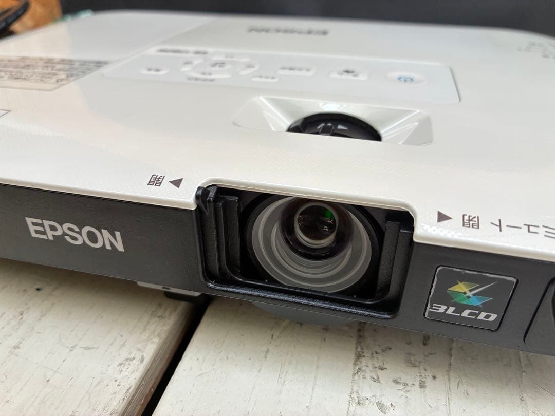 0666 EPSON プロジェクター　EB-1780W ランプ点灯時間　841H