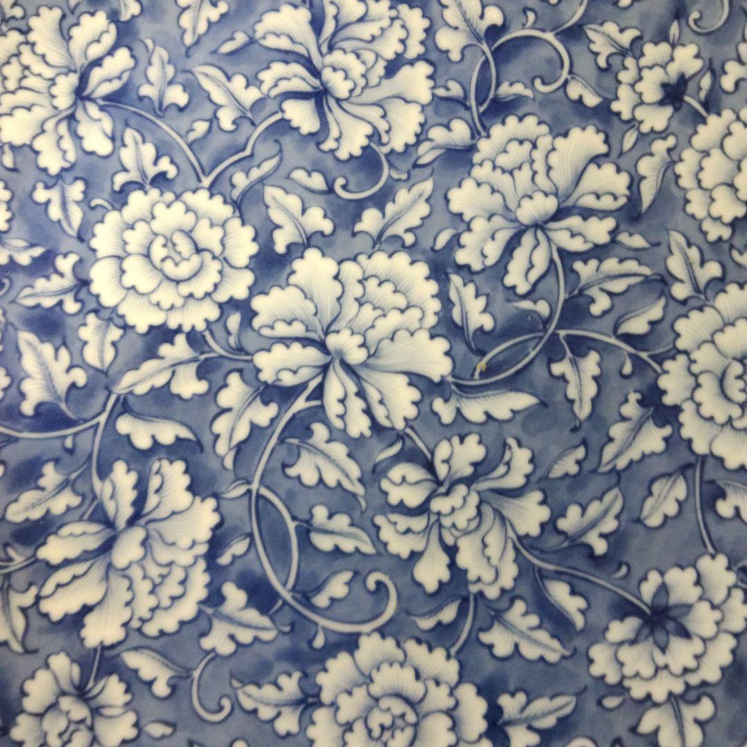 たちまるの青い花柄の陶磁器大皿