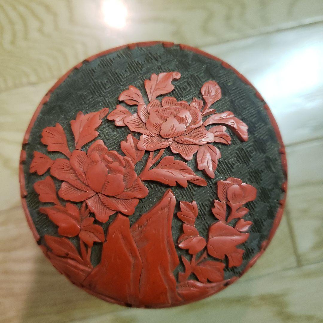 赤黒彫刻蓋付き容器