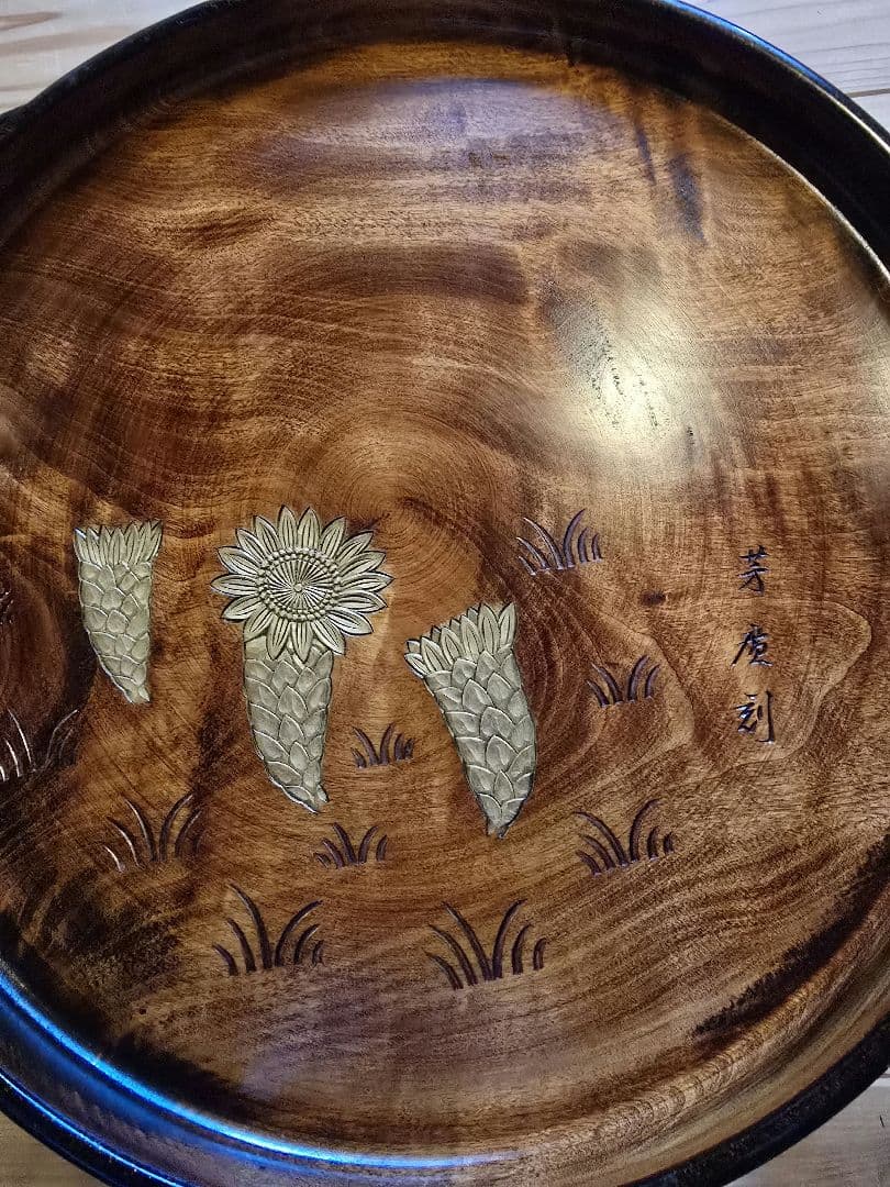 漆器 湯のみ入れ 鶴と太陽の彫刻