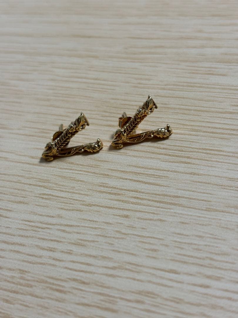 VERSACE ゴールド V字型ピアス