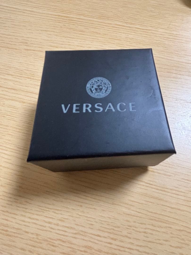 VERSACE ゴールド V字型ピアス