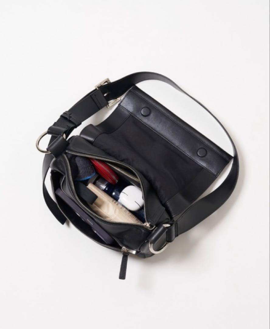 【新品、未使用】ビアズリー レザーボディバッグ　ブラック ショルダーバッグ