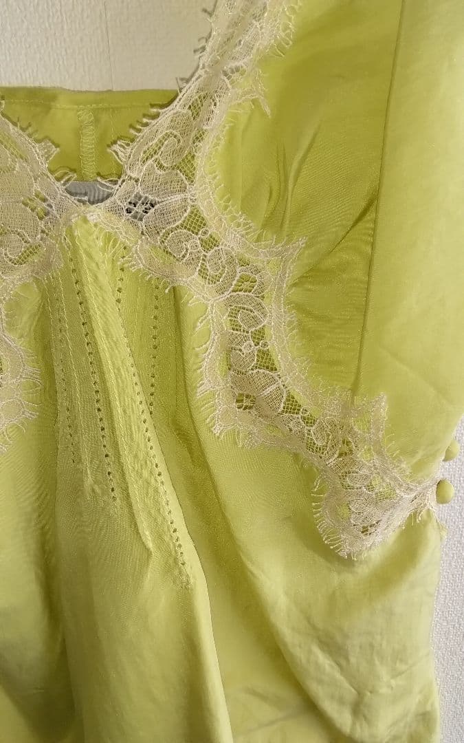 JENEVIEVE  シルクのレースキャミソール