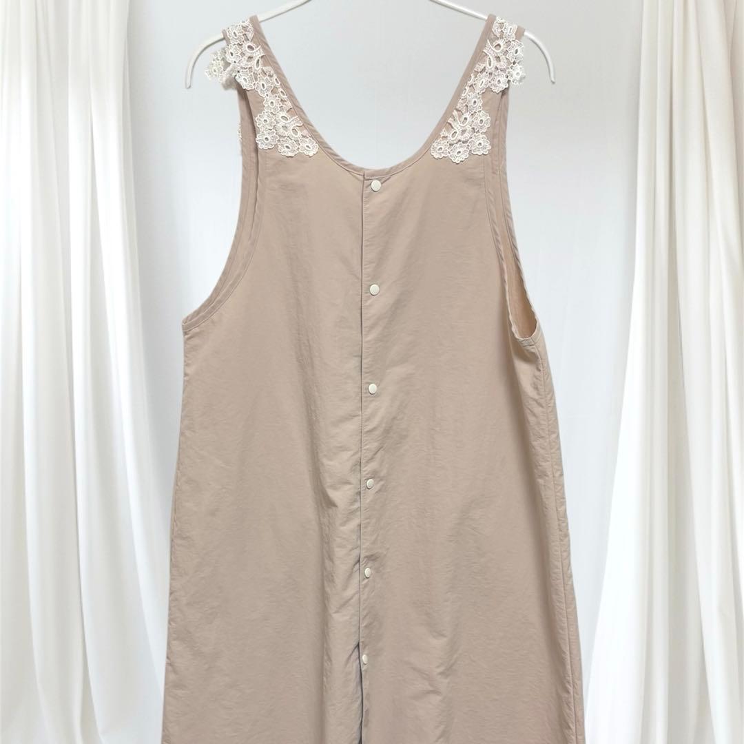 さえら　AKIAKANE レース装飾付きベージュ エプロン