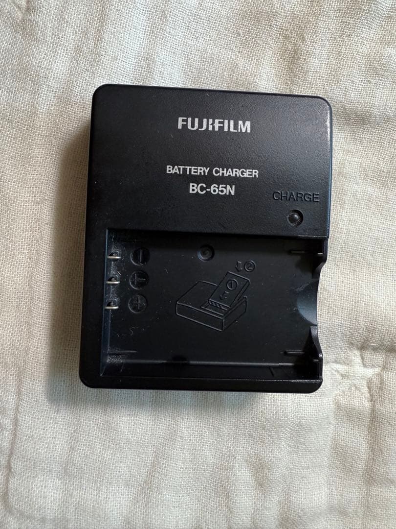 Fujifilm X100 デジタルカメラ ボディスーツ、レザーストラップ他