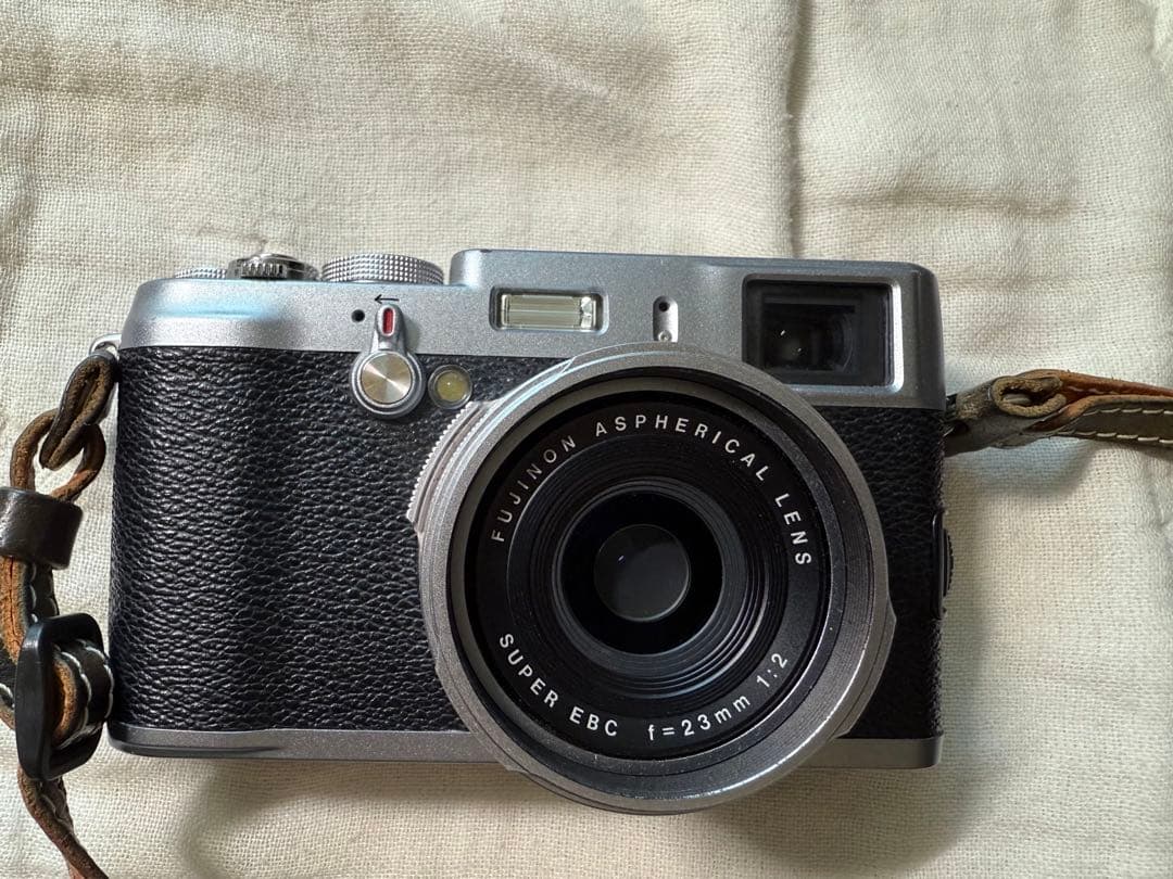 Fujifilm X100 デジタルカメラ ボディスーツ、レザーストラップ他