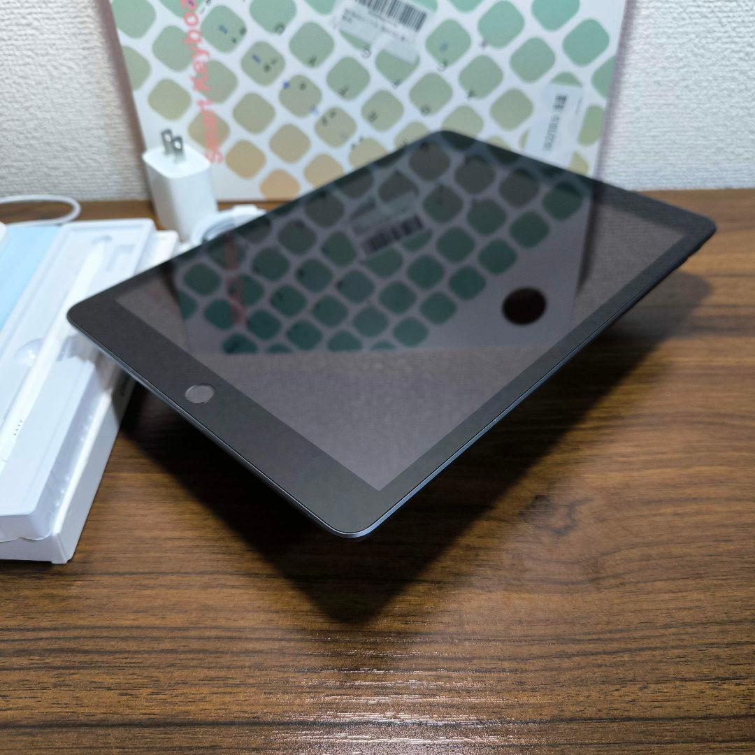 iPad 第8世代 WiFi128GB、タッチペン、キーボードとケースセット