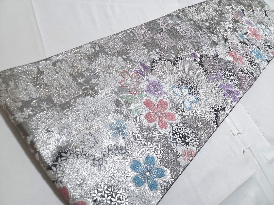 B◆着物くつろぎ 桜の花模様 銀糸 黒 市松 六通 正絹 フォーマルな袋帯