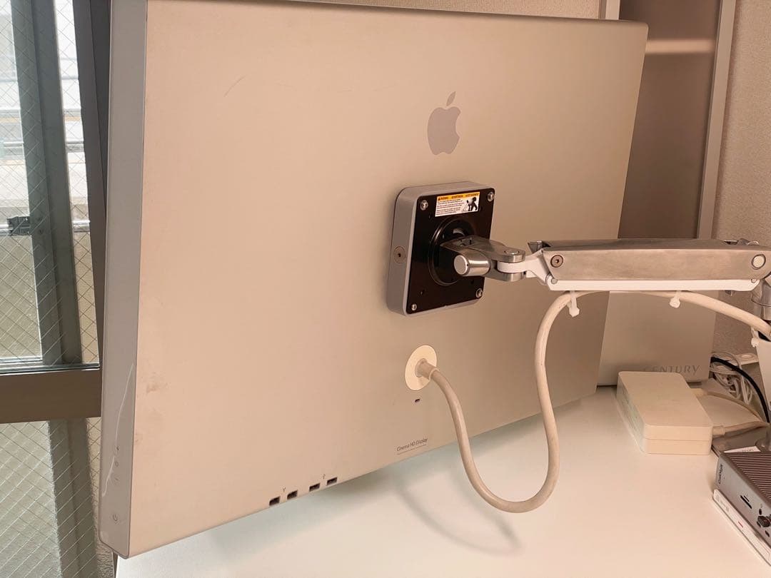 Apple Cinema Display 付属:VESAマウント/USB-C変換