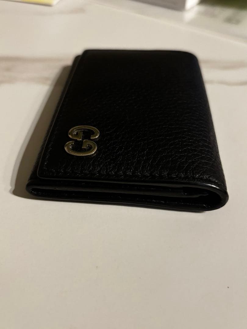 （美品）GUCCI GGロゴ付き黒レザー名刺入れ