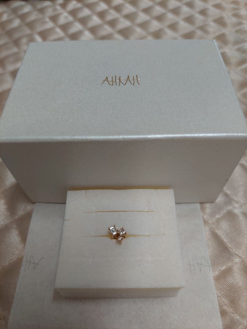 現行品AHKAHモザイクソラナ ピアスk18Au750定価　¥110,000