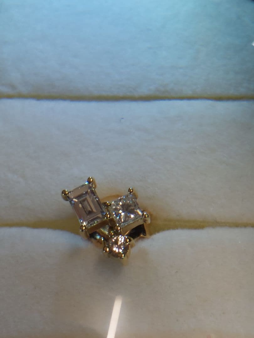 現行品AHKAHモザイクソラナ ピアスk18Au750定価　¥110,000