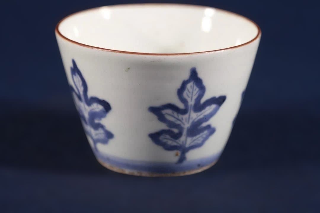 575 藍柿右衛門手染付柏文様蕎麦猪口　江戸前期