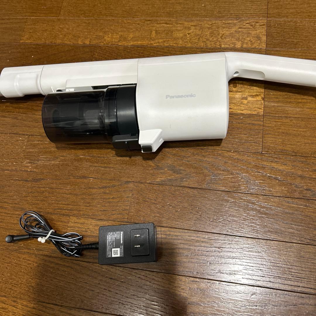 美品パナソニック コードレス掃除機 軽量 MC-SB33J-W