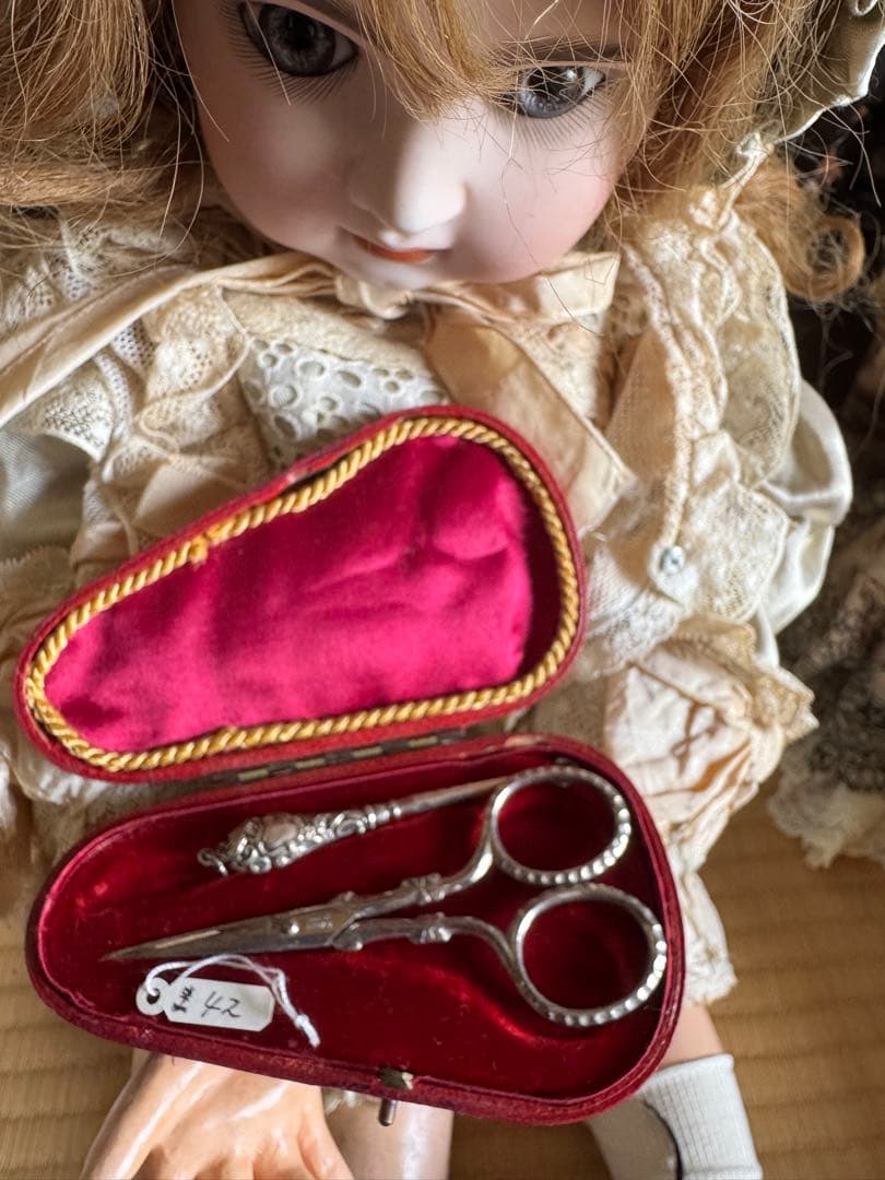 可愛い小さめイギリスアンティーク裁縫セットビスクドールのお持たせにも