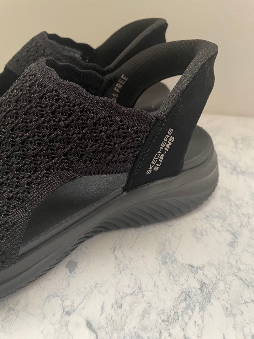 SKECHERS Slip-ins スリップイン サンダル 黒　24