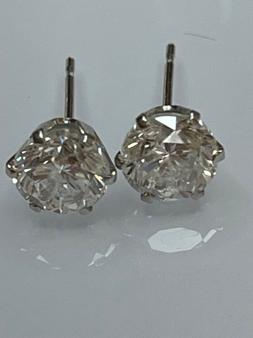ダイヤピアス1.047ctと1.013ct