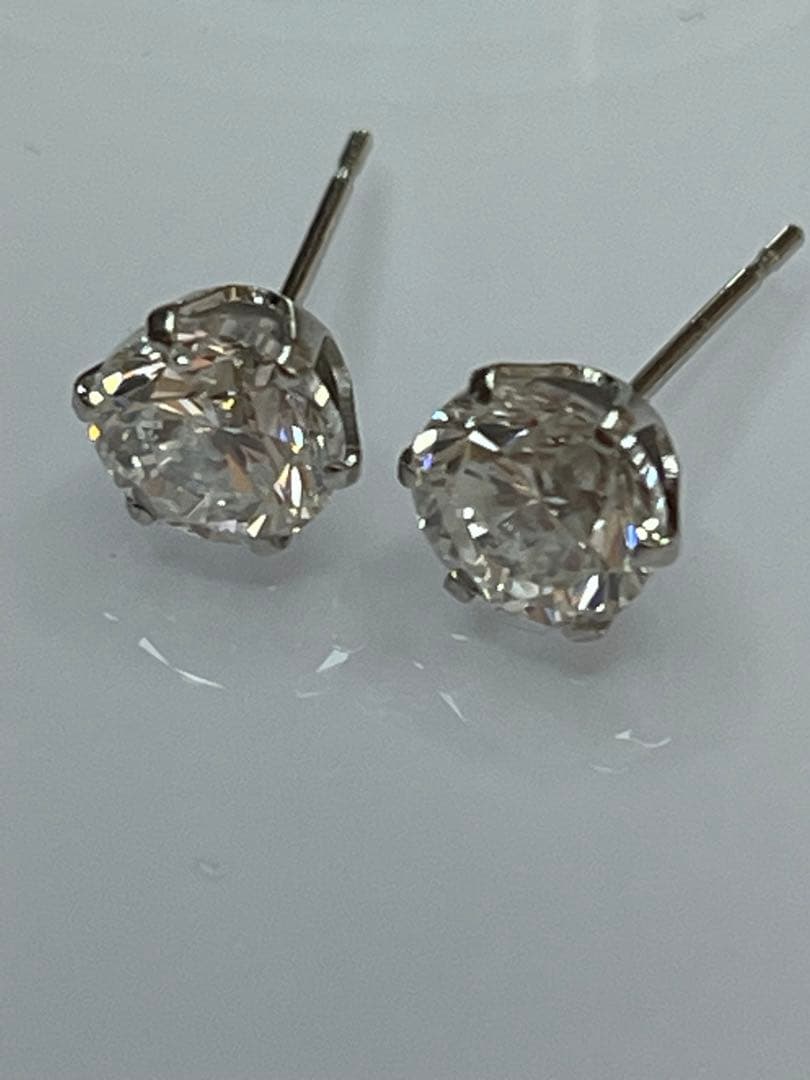 ダイヤピアス1.047ctと1.013ct