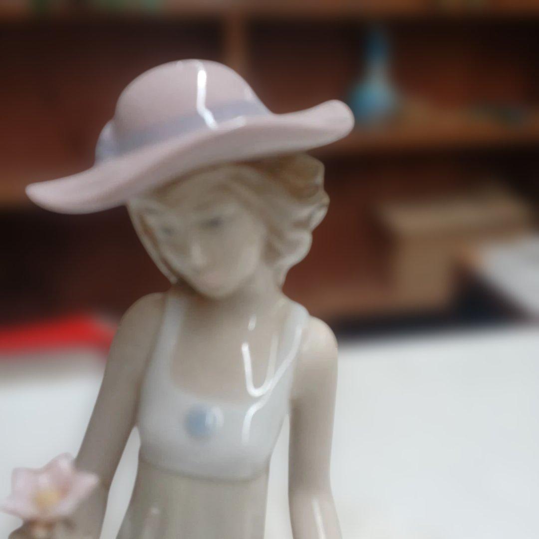 リアドロ　ナオ　一輪の花を持つ女性