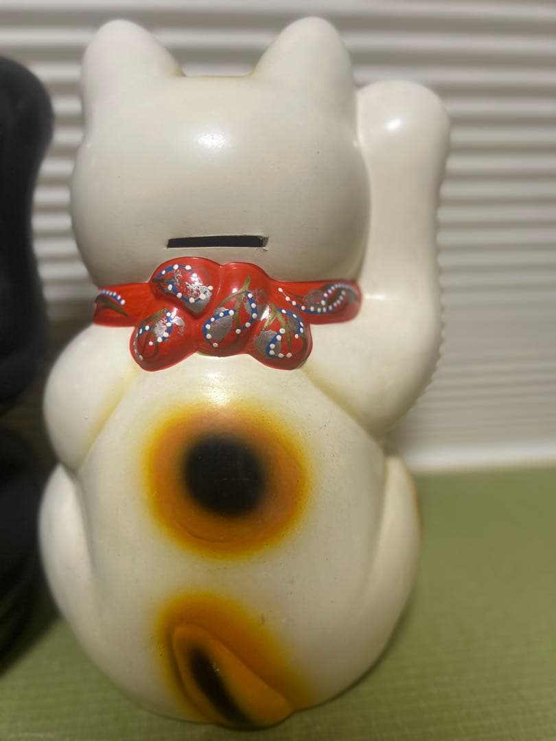 招き猫 黒と白の陶器 置物