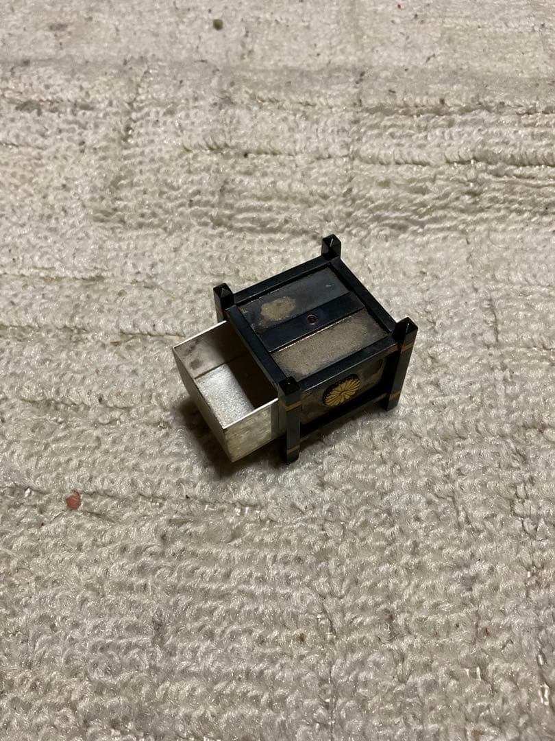 銀製／菊の家紋の槍飾り台・昭和初期のもの　ボンボニエール。【銀製／服部製。】。