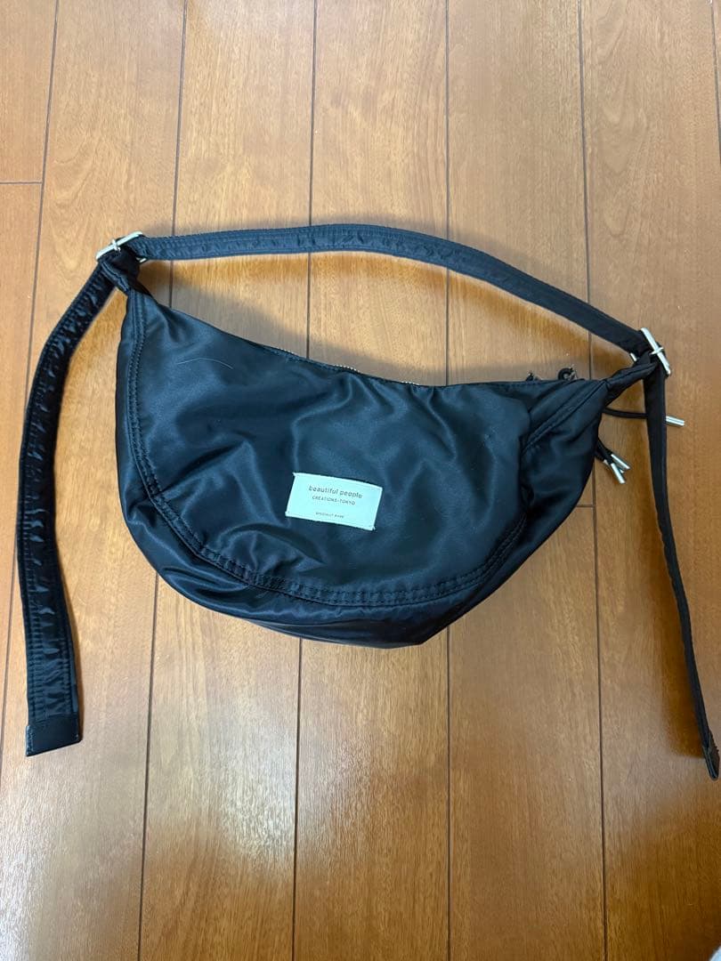 beautiful people NYLONショルダーバッグ/三日月バッグ