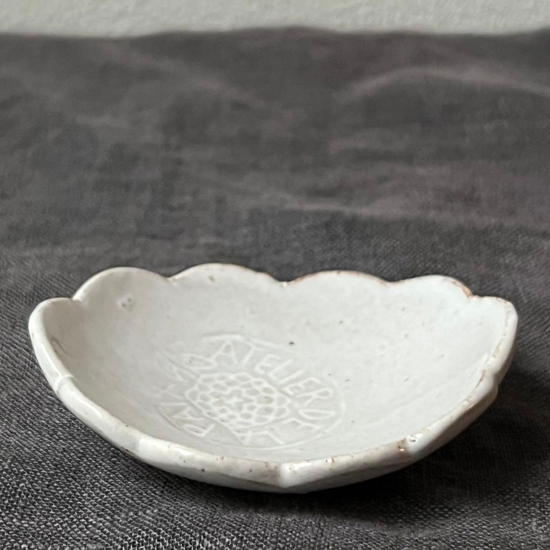 鹿児島睦さん　輪花楕円の小皿②