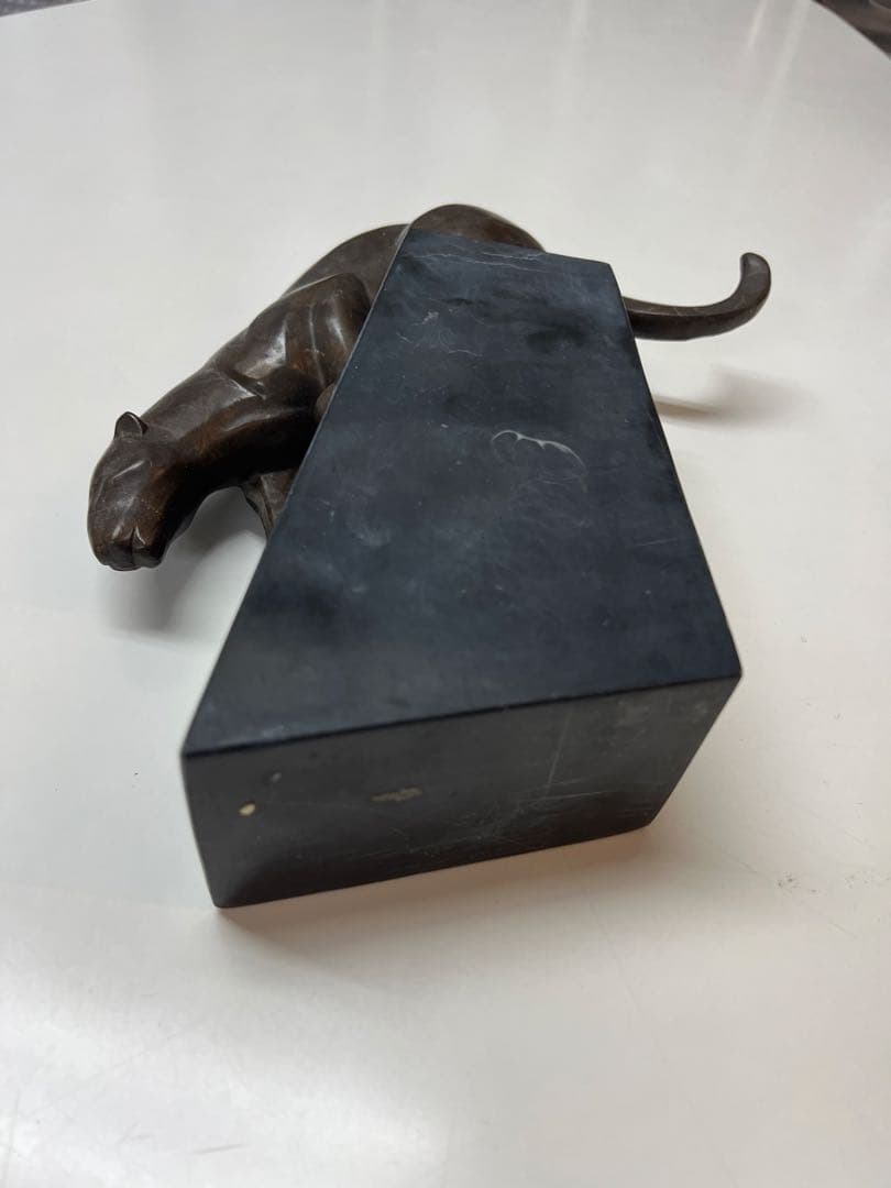 パンサー　置物　金属　みかげ石