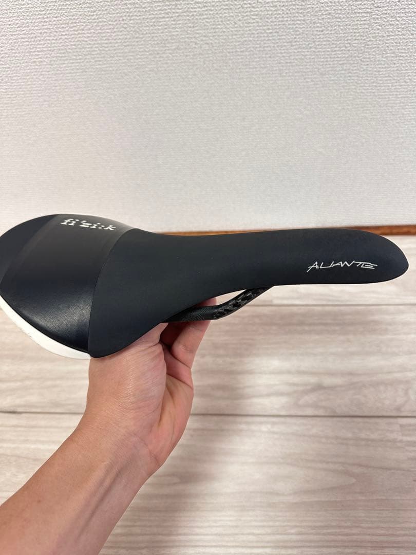 Fizik Aliante R1 Carbon サドル 143mm