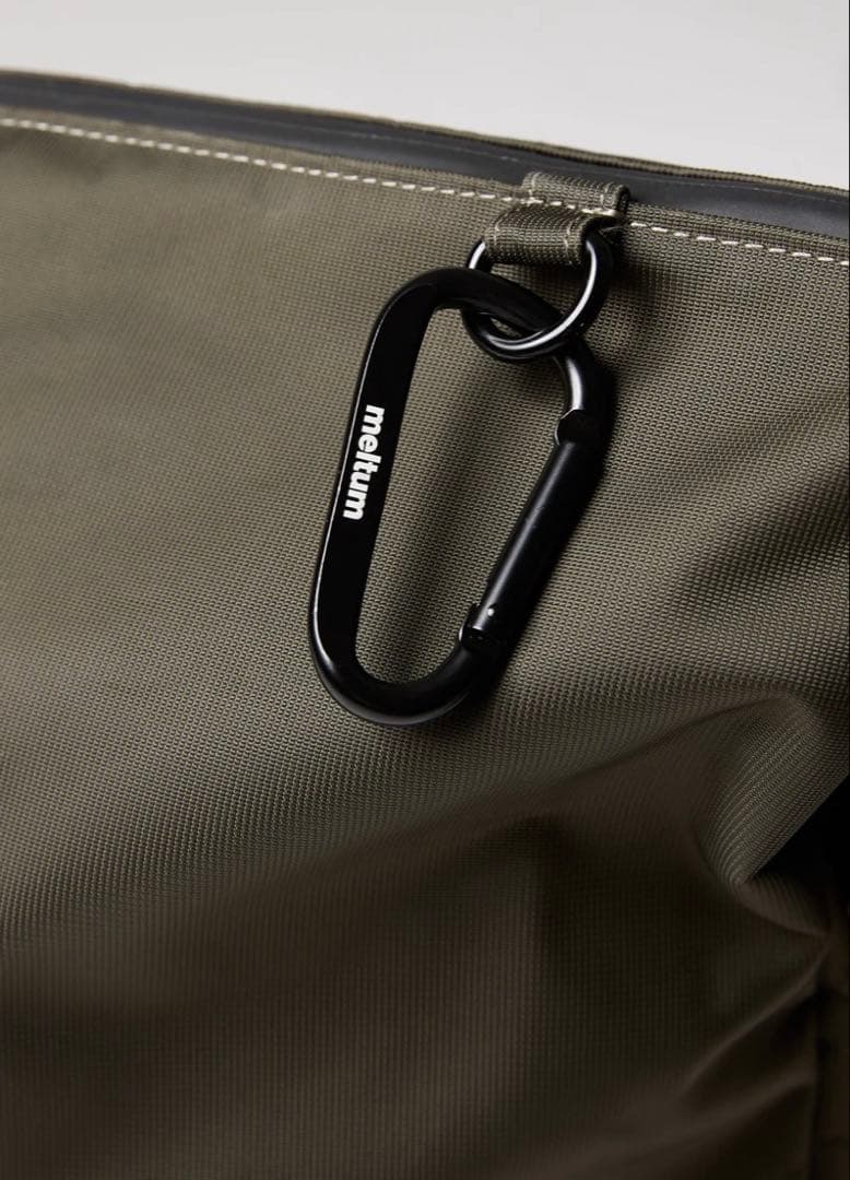 meltum ナイロンメッセンジャーバック（KHAKI GREY）