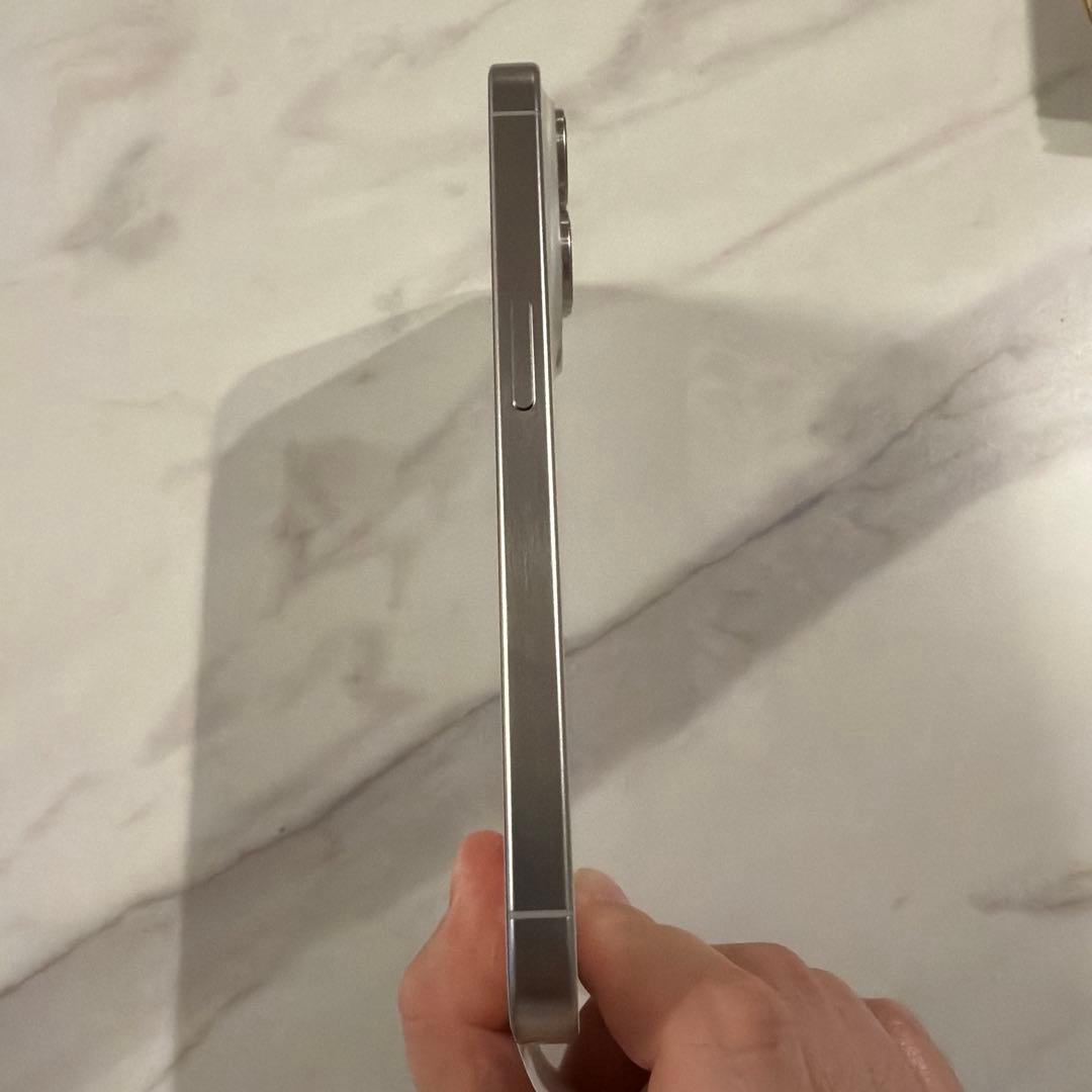 Apple iPhone 15 Pro ナチュラル本体　バッテリー100%！