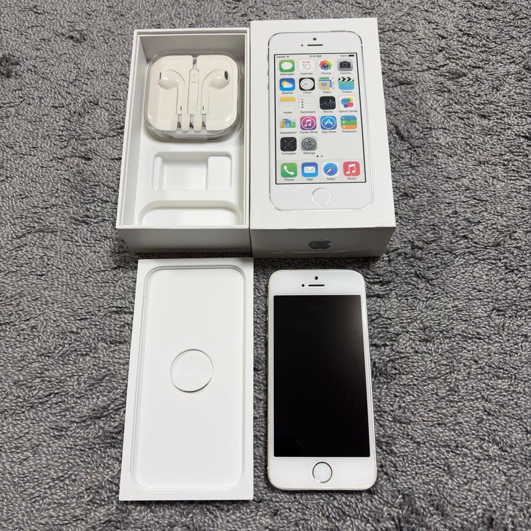 Apple iPhone 5s 32GB auキャリア　シルバー　32GB