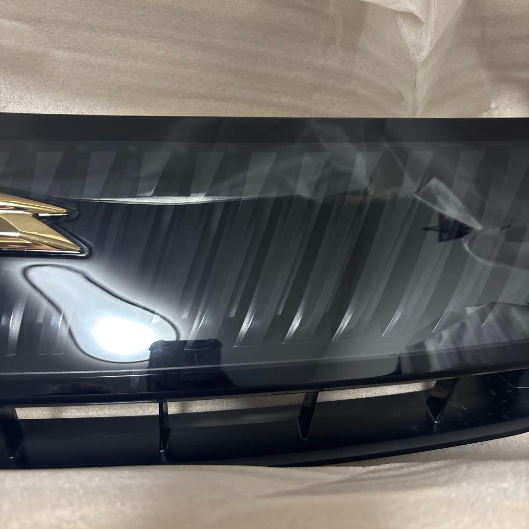 60系　ハリアー　グリル　新車取り外し品　純正　美品