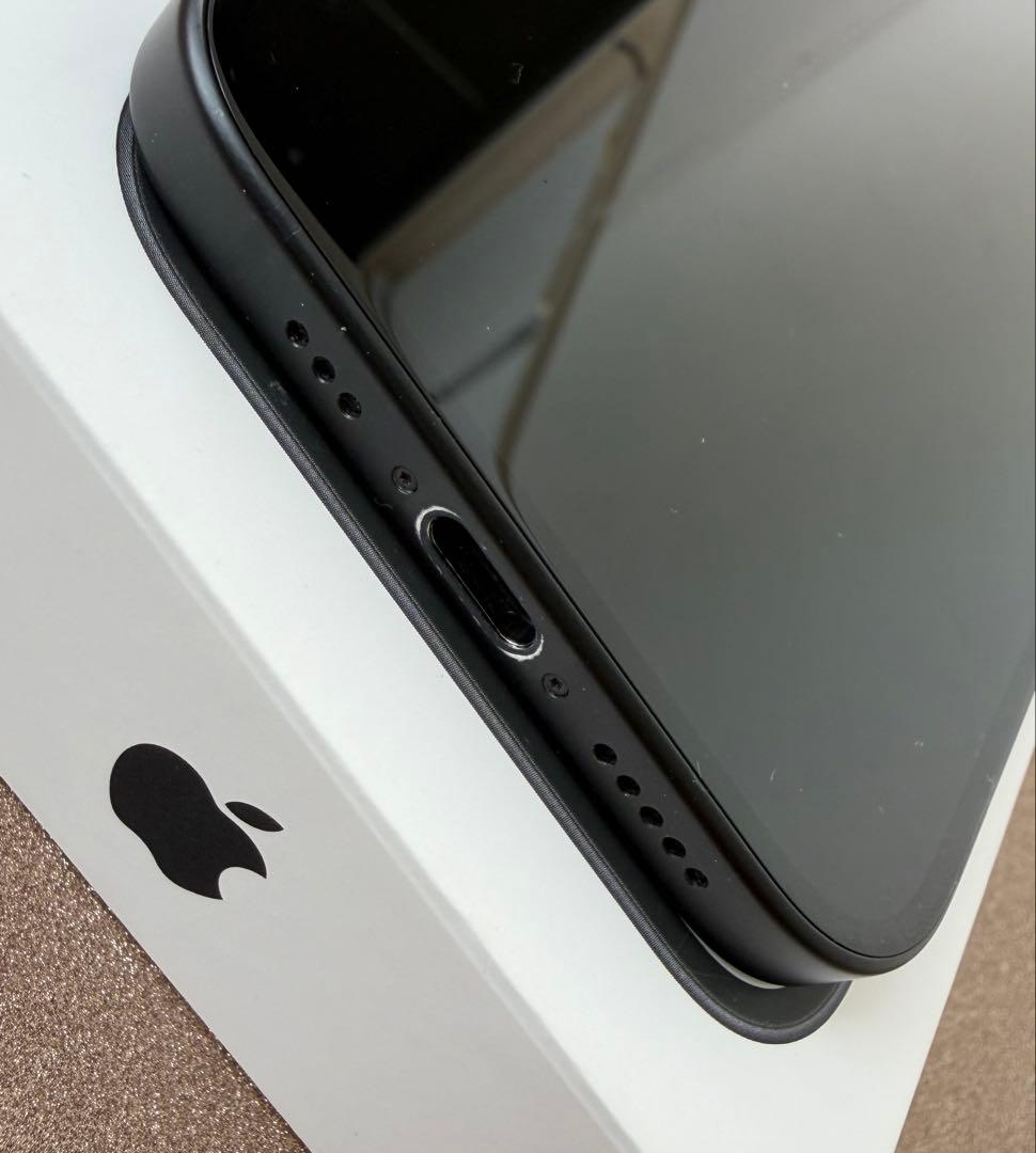 【超美品／おまけ付き】iPhone15 128GB ブラック 国内SIMフリー