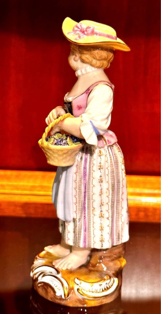 Meissen マイセン　フィギュリン　人形　花を摘む少女