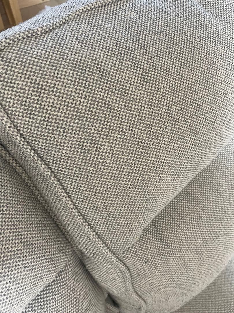 グレーの3人掛けソファ